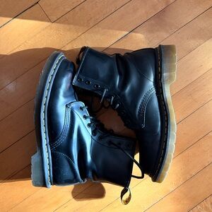 Doc Martens 1460 smooth leather lace up/combat boots *like new*